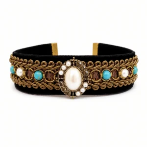 Vintage Pearl Cat Collar – Emerald Accent